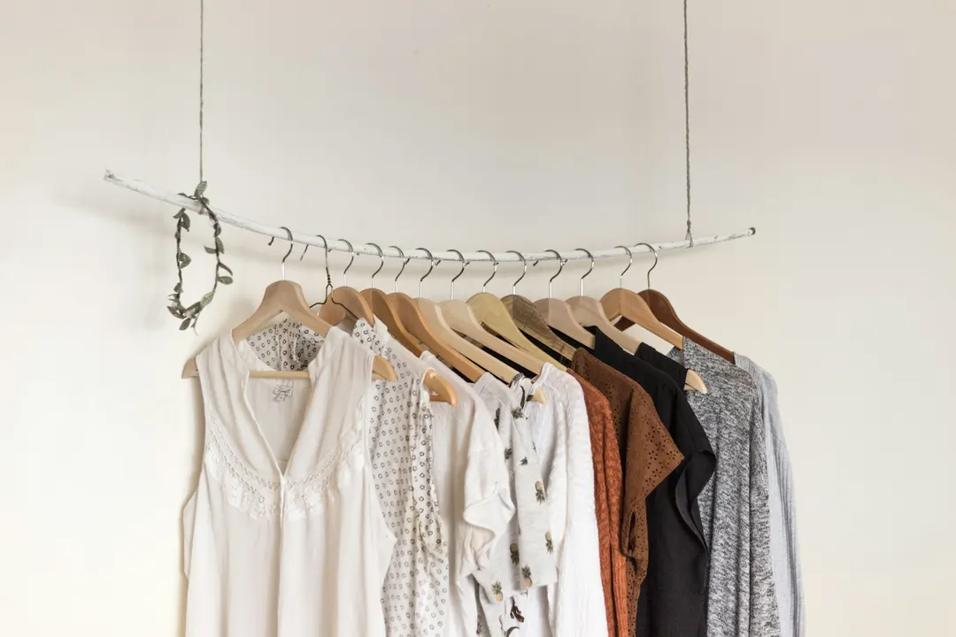 Look de moda — sudadera y cargo crema