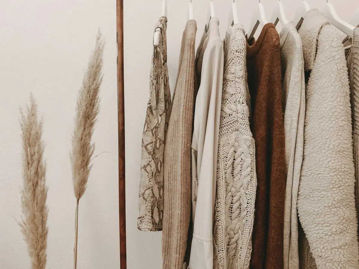 Ropa colgada en tienda, moda circular en Paraguay